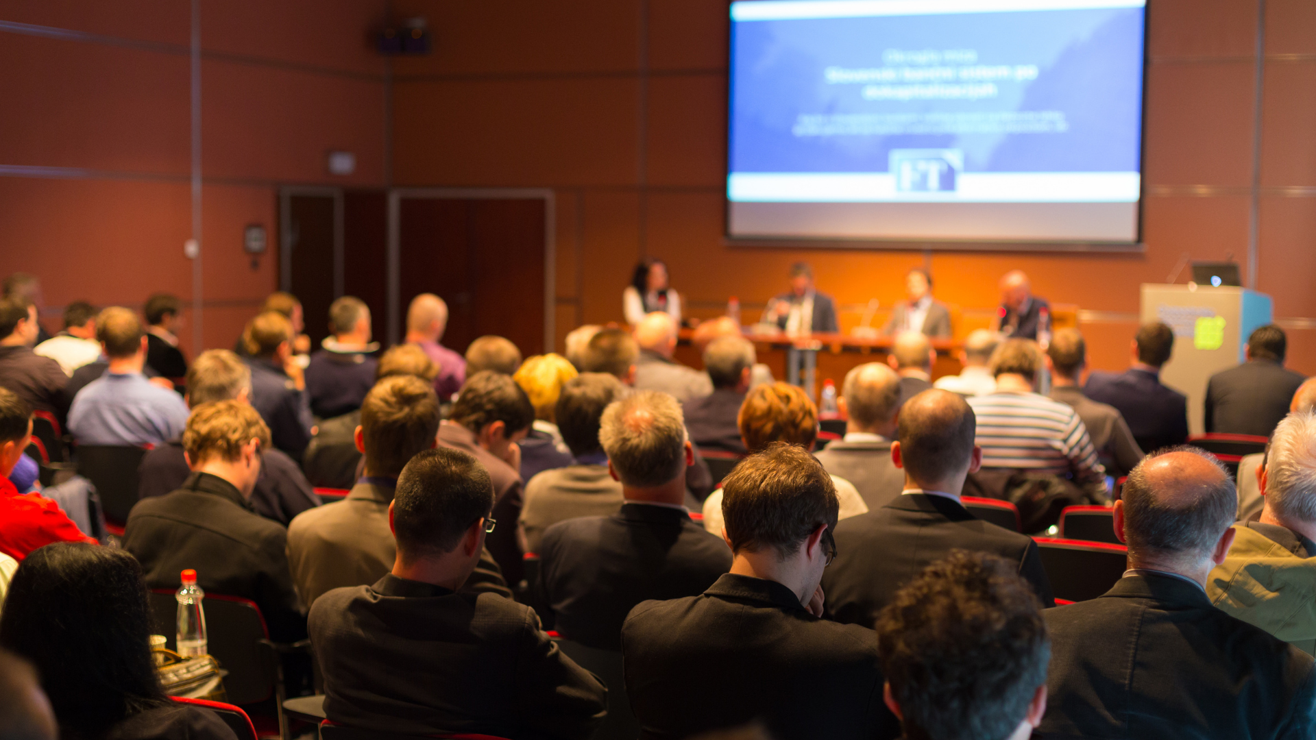 Expositor presentando su ponencia